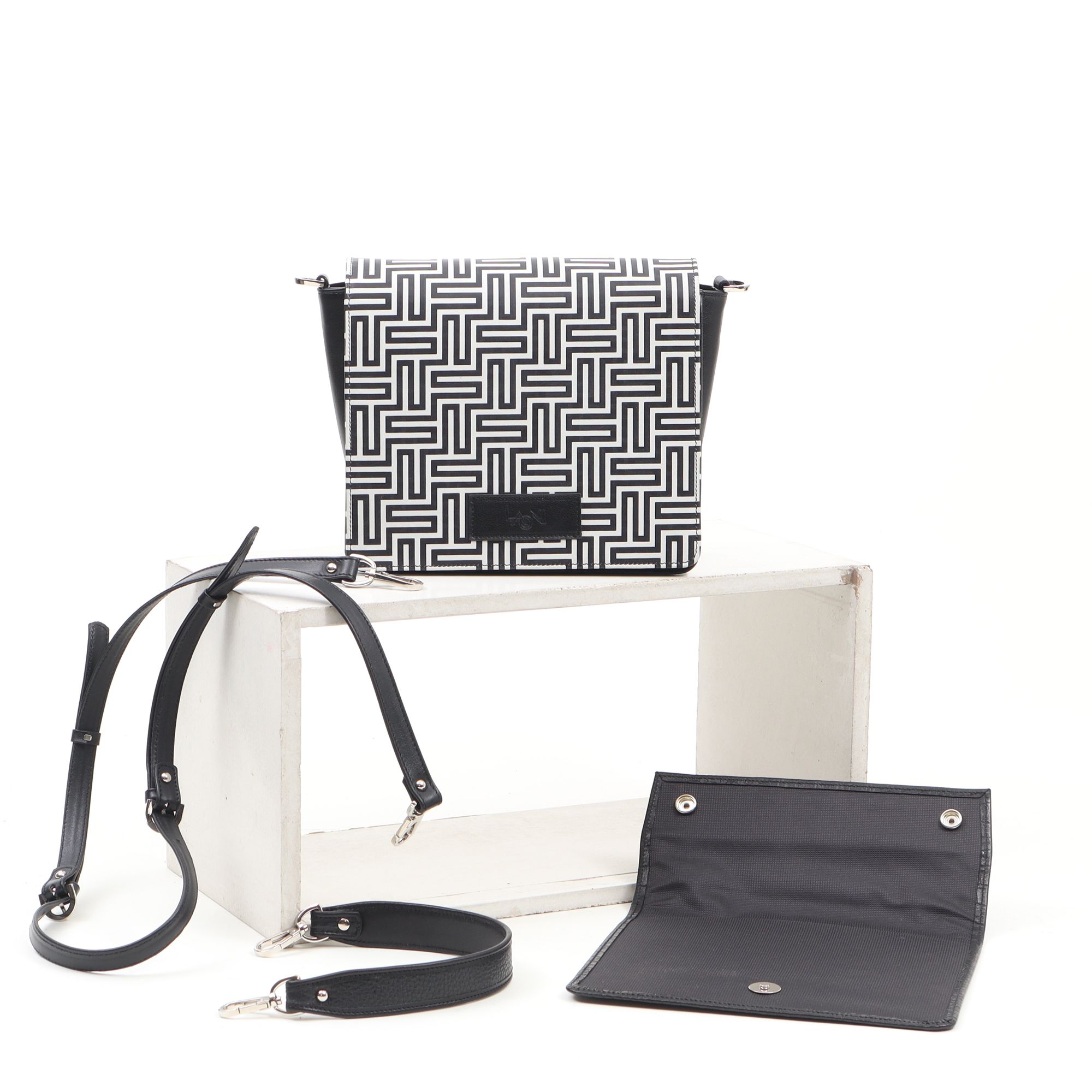 2065 2FVK - CSEREFEDELES TÁSKA - KÉZIFOGÓS, 2 FEDÉLLEL